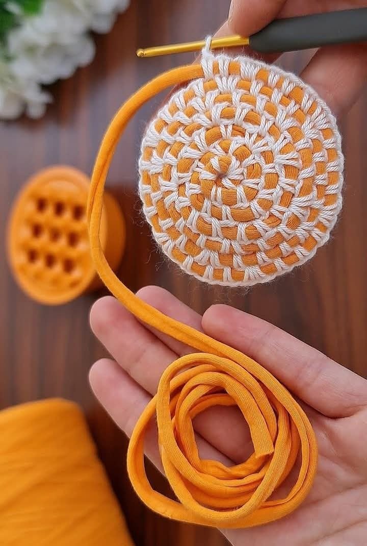 How to Crochet a Rug Using T-Shirt Yarn